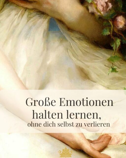 Große Emotionen zu fühlen
macht dich nicht unsicher.
Unsicher wird es,
wenn du sie allein halten musst.
Viele von uns haben gelernt,
sich anzupassen, zu regulieren,
zu funktionieren..
um sicher zu sein.
Doch der Körper folgt keinem Ideal.
Er folgt Sicherheit.
Wenn Sicherheit im Nervensystem ankommt,
beginnt etwas in dir zu bleiben.
Auch wenn Gefühle groß sind.
Auch wenn Wünsche auftauchen.
Dann wird Präsenz möglich.
Innere Autorität.
Und eine Authentizität,
die nicht gemacht ist.
Aus dieser Sicherheit
erwacht Lebendigkeit.
Sexualität wird weich.
Vitalität wird spürbar.
Nicht, weil du dich öffnest:
sondern weil du dich
nicht mehr verlässt.
🌿
Für Frauen, die genau das lernen wollen,
ist unser 1-Jahres-Training jetzt geöffnet.
Die Türen zur Anmeldung
stehen offen.
Alle Informationen findest du
über den Link in der Bio🌞