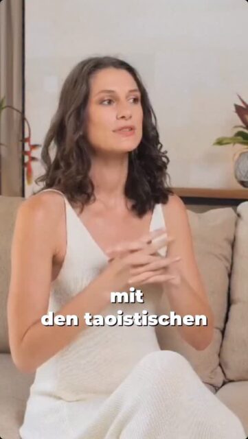Mit den taoistischen Se’xualkünsten geht es im Kern darum, wieder zu spüren, 
was in uns lebt:
Eierstöcke. Yoni. Gebärmutter.

Als Kraftquelle.
Ich erkläre es oft wie #Training im Gym.
Nur dass wir hier nicht nur Muskeln trainieren,
sondern Qi. 
Lebenskraft. 
Präsenz.

Stell dir einmal vor, was es bedeutet, ein Baby aus der Gebärmutter zu gebären.
Wie viel Energie dort sitzt.
Wie viel Schöpferkraft.
✨
Im Tao Tantra lernen wir, 
diese Kraft zu wecken.
Sie zu sammeln, zu bewegen, zu nähren.
Und sie dann nach 
oben zu führen:
ins Herz, in die Wirbelsäule, 
in den Geist.

Und plötzlich ist es nicht nur „Se’xualität“.✨

Es wird Bewusstsein.
Es wird Heilung.
Es wird Führung.
Und das vielleicht Wichtigste:

Wir verbinden Schoßraum, 
Herz und Stimme wieder miteinander.

Damit Lebenskraft nicht in Scham stecken bleibt,
sondern zu Liebe wird. 
Zu Klarheit. 
Zu lebendiger Präsenz.

Wenn du diesen Ruf spürst:

Das ist ein zentraler Teil unseres 1-Jahres-Trainings in Femininer Heilkunst.

Der Raum ist nur noch begrenzt offen und das erste Modul ist geöffnet.

Schreibe uns „FeminineHeilkunst“ per DM 
und wir senden dir alle Infos.
🌹