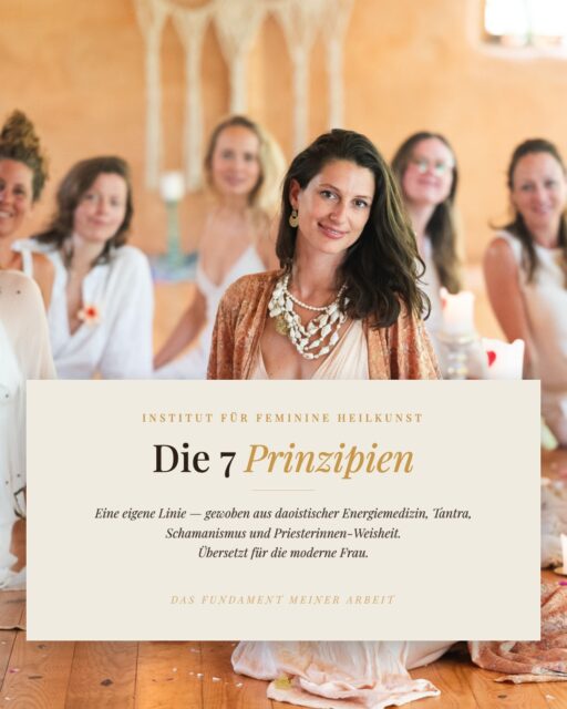 Die Medizin unserer Worte hier, 
sie ist aus zehn Jahren entstanden:

in Tempeln und Ashrams, 
bei Medizinfrauen in Mexiko, 
bei Priesterinnen in Ägypten, 
Schamaninnen in Amazonas,
bei Lehrerinnen auf Bali. 
 
Aus der Praxis mit über 1.200 Frauen. 
Aus der Weitergabe an über 50 Ausgebildete, 
die heute selbst Frauenkreise, Zeremonien und Rituale leiten. 
 
Ich habe alte Weisheit geehrt,
und sie für die moderne Frau übersetzt. 

In Würdigung des Weiblichen und des Männlichen. 
In bewusster Kommunikation. 
In Respekt für jede Polarität. 
 
Diese sieben Prinzipien sind das Fundament 
unserer Arbeit. 
 
Möchtest du mehr über meinen Weg wissen? Kommentiere Podcast🌿
und wir senden dir die Folge zu 😊